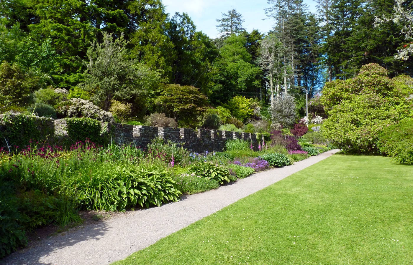 Gepflegter Garten mit Wegen und Bepflanzung