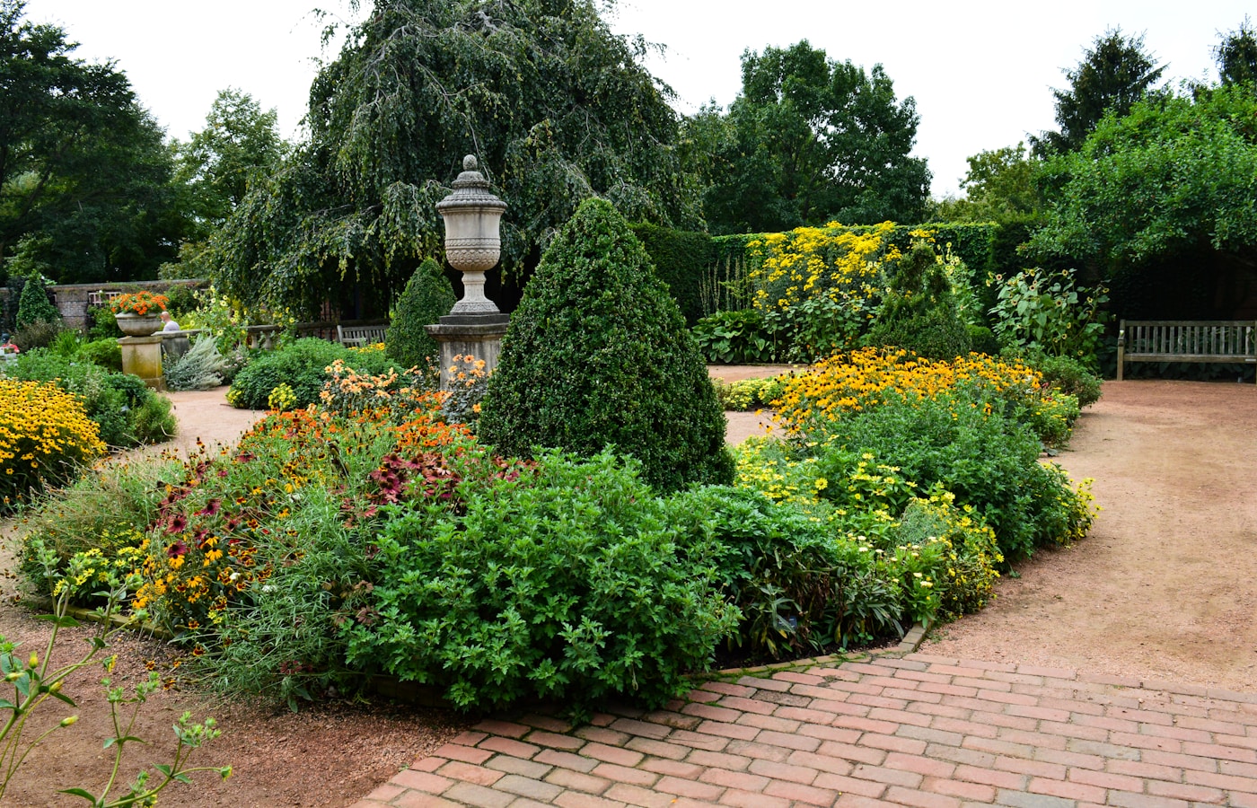 Professionell gestalteter Garten mit Terrasse und Bepflanzung